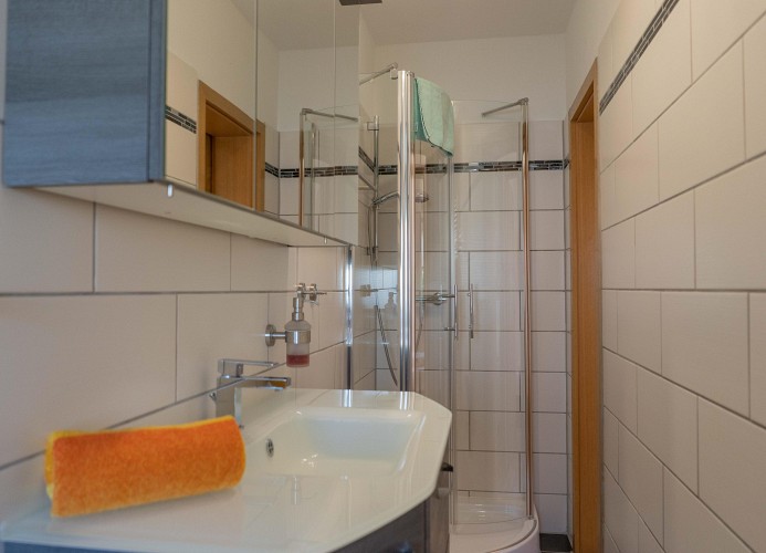Badezimmer mit Dusche in der Ferienwohnung Nahe Burg auf Fehmarn