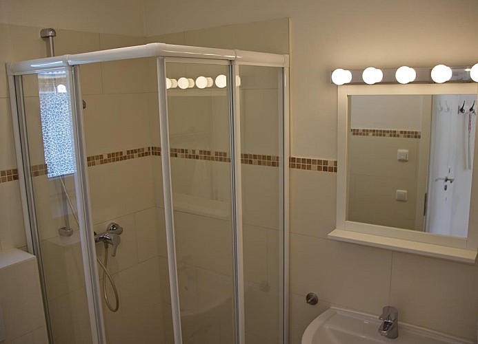 Bad mit Dusche im Erdgeschoss der Inselblume 27