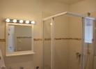 Spiegel und oberer Teil der Dusche im Badezimmer im Erdgeschoss der Inselblume 28