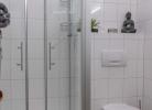 Dusche und WC im Bad der Ferienwohnung in der Strandburg am Südstrand von Fehmarn