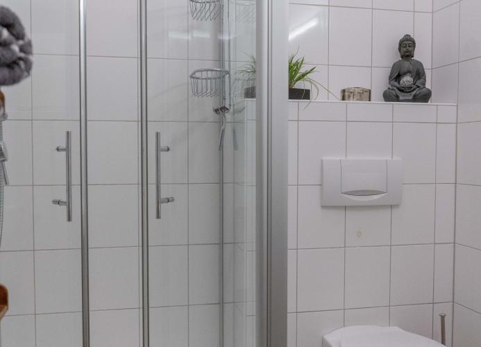 Dusche und WC im Bad der Ferienwohnung in der Strandburg am Südstrand von Fehmarn