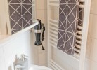 Badezimmer mit Handtuchheizung in der Ferienwohnung in Burg auf Fehmarn