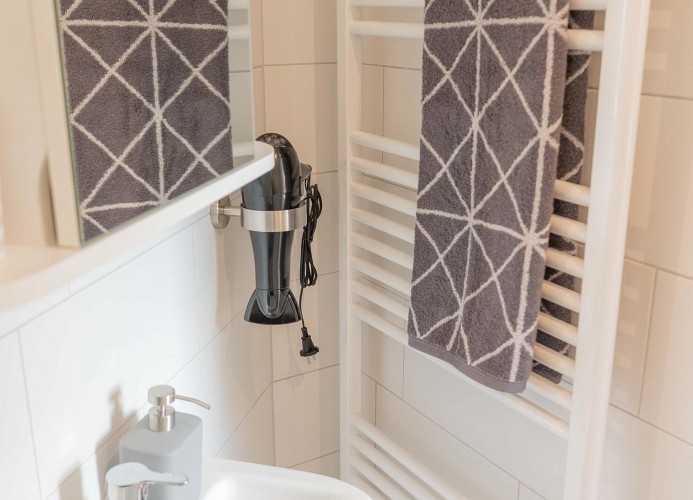 Badezimmer mit Handtuchheizung in der Ferienwohnung in Burg auf Fehmarn