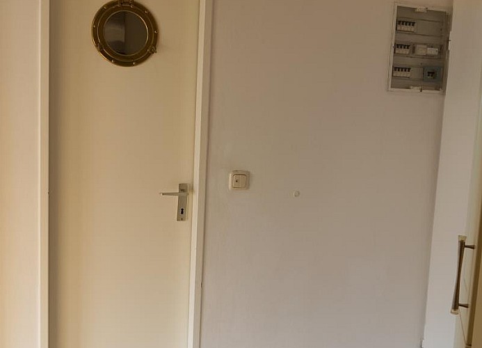 Flur mit Badezimmertür in der Ferienwohnung im Stranddistelweg 