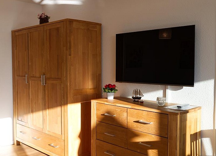 Schränke und TV in der Ferienwohnung für 4 Personen am Südstrand