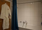 Badewanne mit Duschbrause im Bad der Inselblume 04