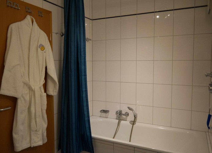 Badewanne mit Duschbrause im Bad der Inselblume 04