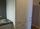 Kühlschrank und Stauraum in der Küche der Ferienwohnung
