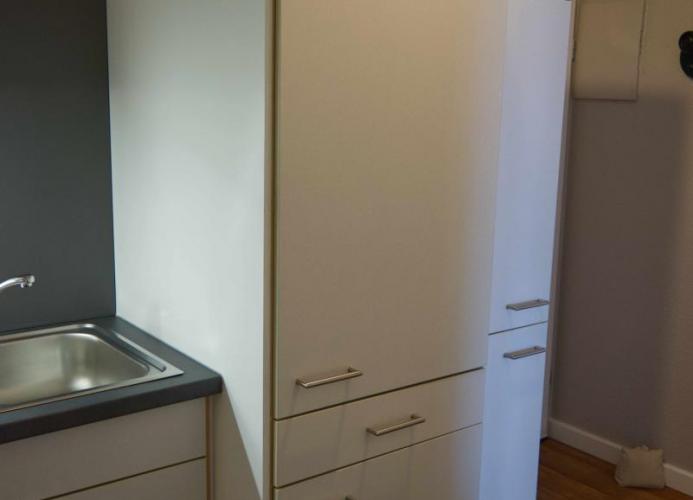Kühlschrank und Stauraum in der Küche der Ferienwohnung