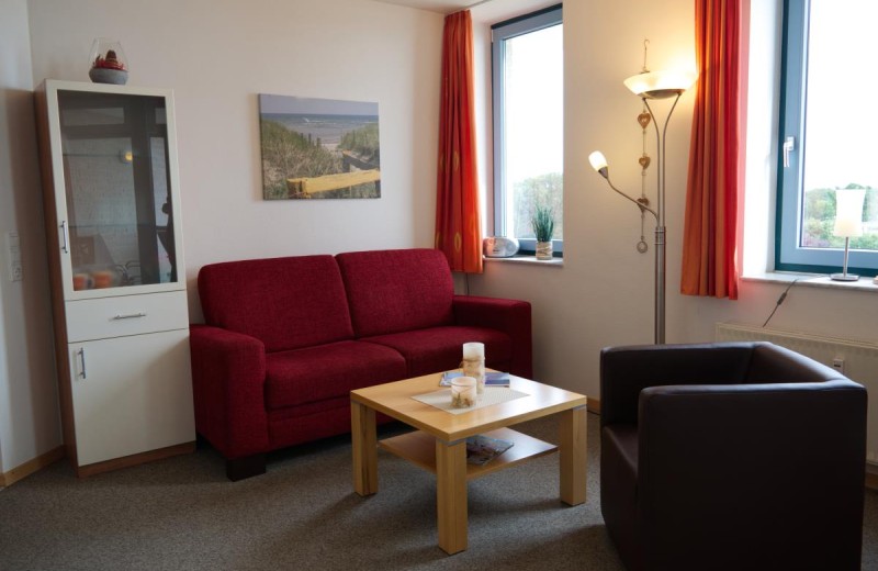 Wohnzimmer mit Couch und Sessel in der Ferienwohnung Inselblume 03 auf Fehmarn