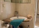 Waschbecken im Bad der Fewo mit Meerblick für 4 Personen in Burgtiefe