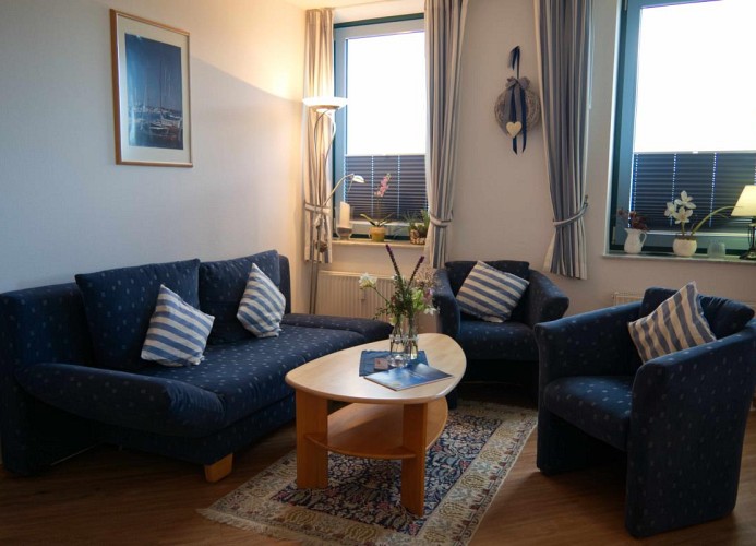 Couch im Wohnzimmer der Inselblume 04