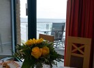 Blick vom Esstisch in der Ferienwohnung Inselblume 03 auf das Meer 