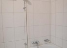 Badewanne mit Dusche in der Ferienwohnung mit Hund