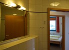 Blick aus dem Bad ins Schlafzimmer der Ferienwohnung Inselblume 03 auf Fehmarn