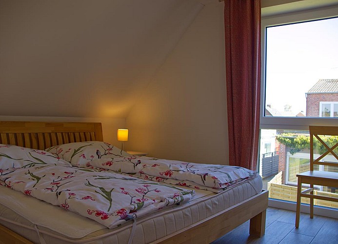 Doppelbett im 2. Schlafzimmer der Inselblume 27 auf Fehmarn