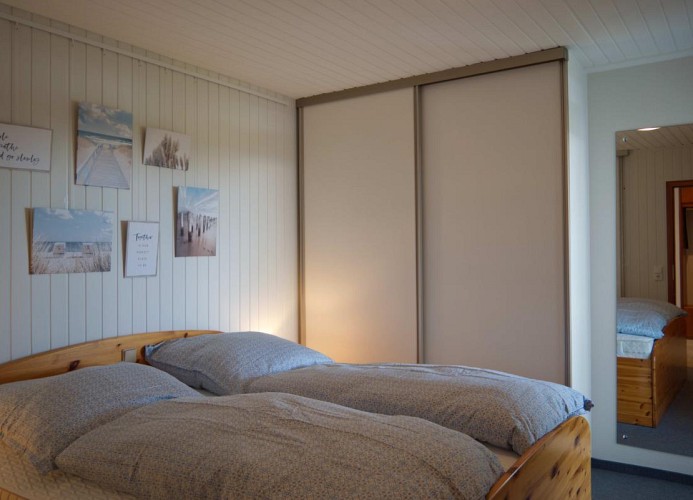 Schlafzimmer mit Doppelbett in der Inselblume 82