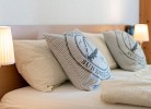 Kissen auf dem Doppelbett in der Ferienwohnung in Burgtiefe auf Fehmarn