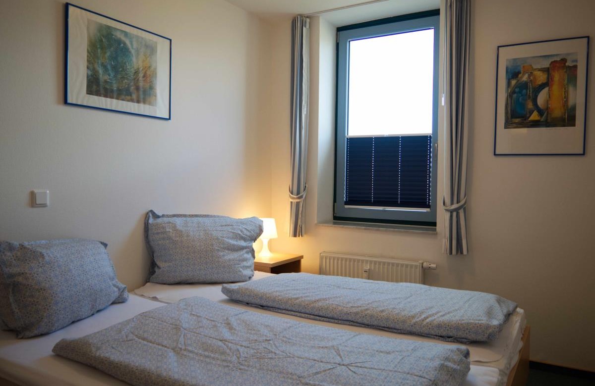 Doppelbett im Schlafzimmer der Inselblume 04