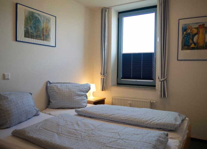 Doppelbett im Schlafzimmer der Inselblume 04