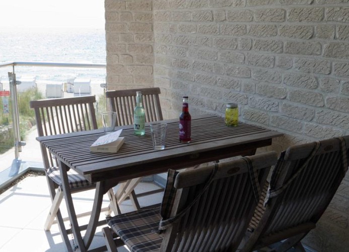Andere Ansicht auf die Balkonmöbel der Ferienwohnung in Burgtiefe auf Fehmarn