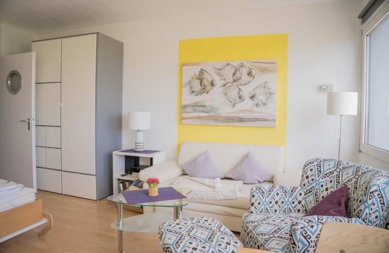 Couch und Sessel in der Ferienwohnung für 3 Personen auf Fehmarn