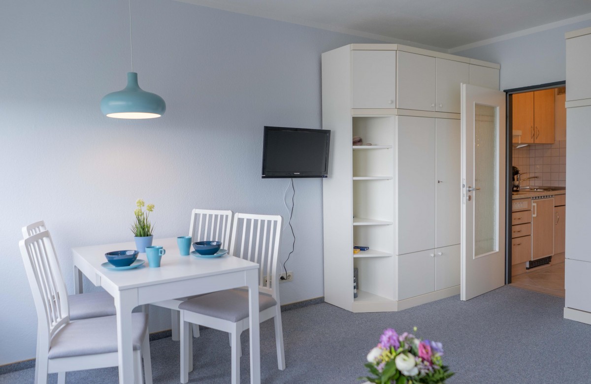 Esstisch mit TV und Schrank in der Ferienwohnung Nahe dem Südstrand auf Fehmarn