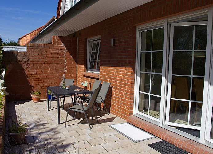 Terrasse mit Garten in der Ferienwohnung in Burg auf Fehmarn