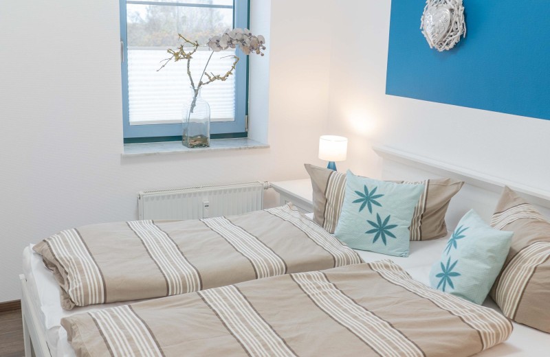Doppelbett im Schlafzimmer der Fewo in Burgtiefe, Nahe Burg auf Fehmarn
