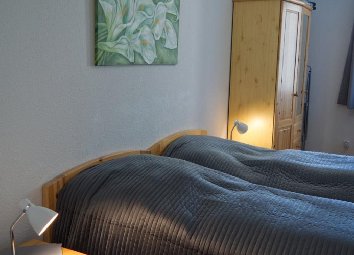 Doppelbett im Schlafzimmer der Ferienwohnung für 4 Personen