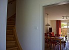 Blick auf die Treppe in die 1. Etage und ins Wohnzimmer der Inselblume 28 vom Flur aus