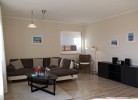 Wohnzimmer mit Couch und Sessel in der Ferienwohnung in Landkirchen auf Fehmarn