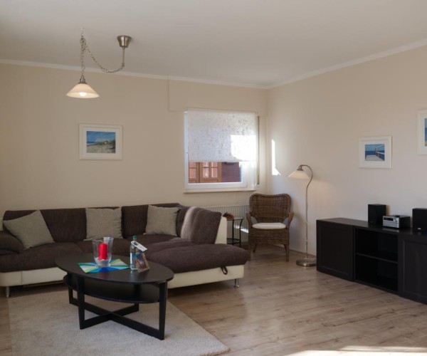 Wohnzimmer mit Couch und Sessel in der Ferienwohnung in Landkirchen auf Fehmarn