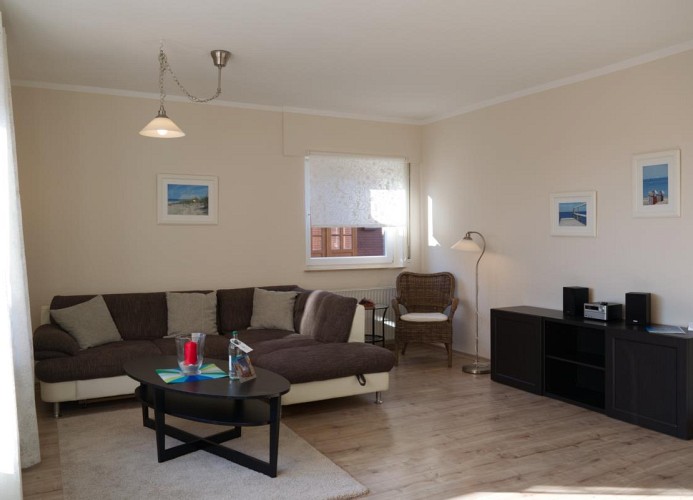 Wohnzimmer mit Couch und Sessel in der Ferienwohnung in Landkirchen auf Fehmarn