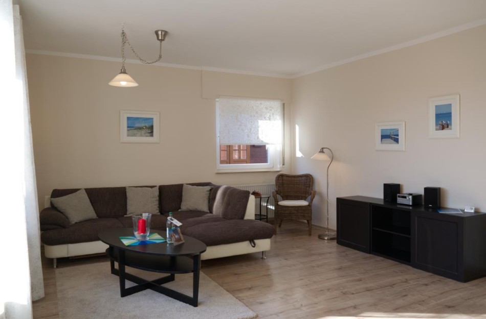 Wohnzimmer mit Couch und Sessel in der Ferienwohnung in Landkirchen auf Fehmarn