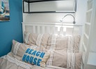 Andere Perspektive auf das Doppelbett in der Ferienwohnung am Meer auf Fehmarn