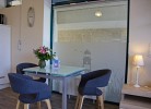 Esstisch mit Stühlen in der Wohn- Küche der Ferienwohnung Inselblume 48