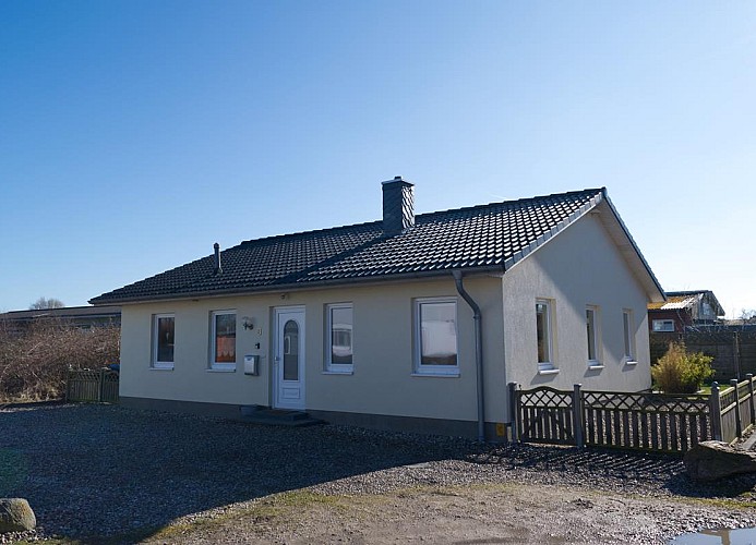 Frontansicht vom Ferienhaus mit Hund für 4 Personen in Landkirchen auf Fehmarn 