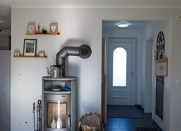 Kamin im Wohnzimmer vom Ferienhaus mit Hund in Landkirchen auf Fehmarn