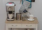 Kaffeemaschine auf Beistelltisch in der Ferienwohnung für 4 Personen auf Fehmarn