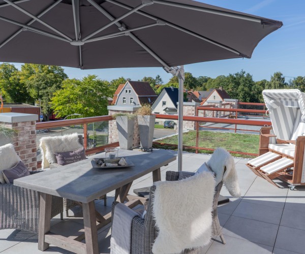 Dachterrasse mit Strandkorb in der Ferienwohnung in Burg auf Fehmarn