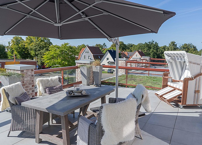 Dachterrasse mit Strandkorb in der Ferienwohnung in Burg auf Fehmarn