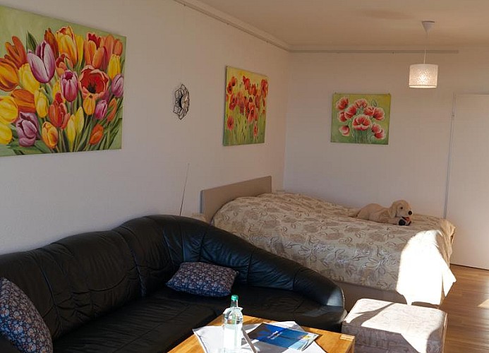 Couch und Doppelbett in der Fewo im Stranddistelweg auf Fehmarn