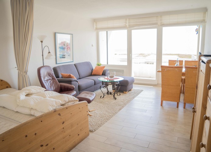 Wohnzimmer mit Doppelbett in der Ferienwohnung für 4 Personen am Südstrand