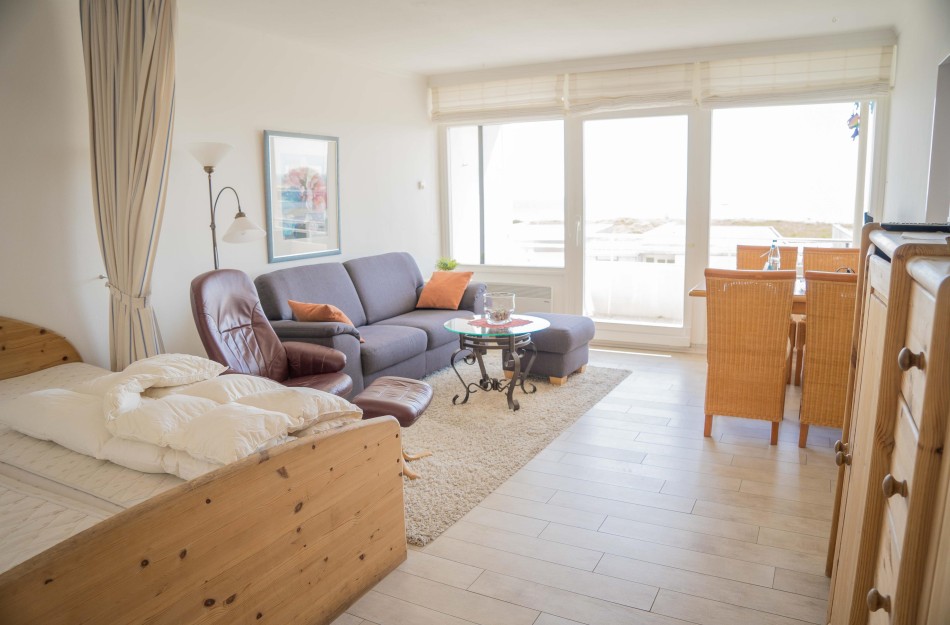 Wohnzimmer mit Doppelbett in der Ferienwohnung für 4 Personen am Südstrand