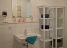 Bad mit Waschbecken und Regalen in der Ferienwohnung in Burg