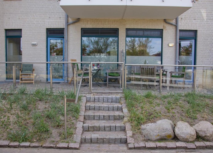 Rechts die Terrasse und der Eingang zur Inselblume 48, links die Terrasse und Eingang zur Inselblume 49