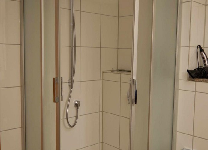 Dusche im Bad der Ferienwohnung auf Fehmarn mit Hund, in der Strandburg