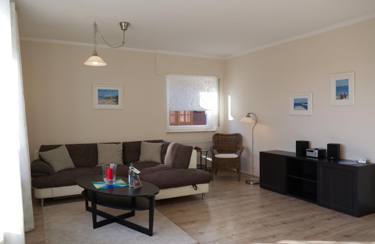 Wohnzimmer mit Couch und Sessel in der Ferienwohnung in Landkirchen auf Fehmarn