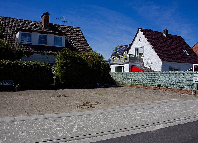 Auffahrt und Parkplätze für die Inselblume 27 und 28